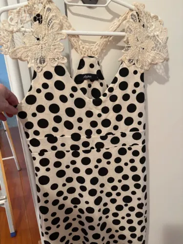 Vestido bege de poás pretos
