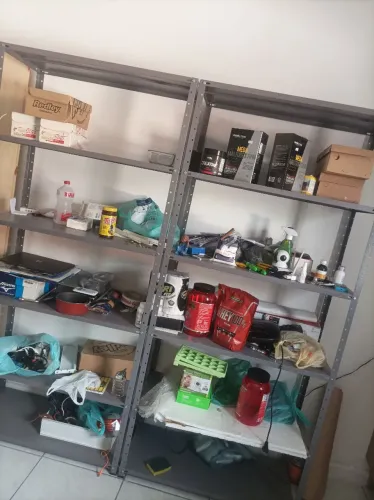 Estante de aço semi nova , 40 cm de profundidade , só 190 reais pra desocupar espaço