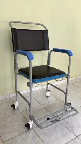 Cadeira de rodas multiuso