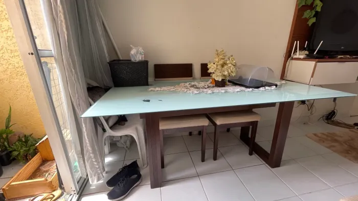Mesa comporta 6 cadeiras não acompanha as cadeiras