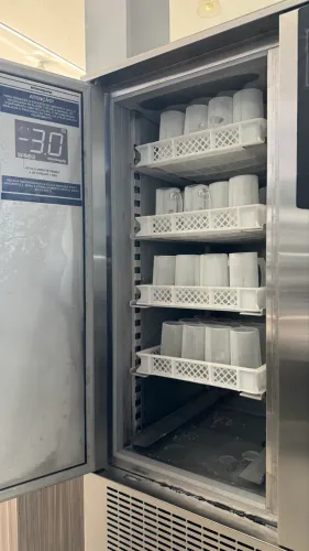 Ultra congelador de canecas uck170 Prática Indianara