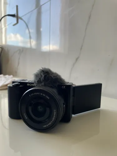 Sony ZV-E10 com microfone