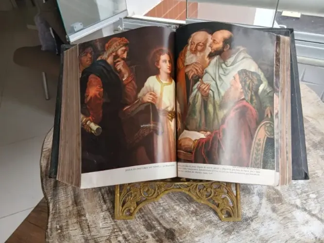 Porta bíblia de bronze com bíblia católica antiga.