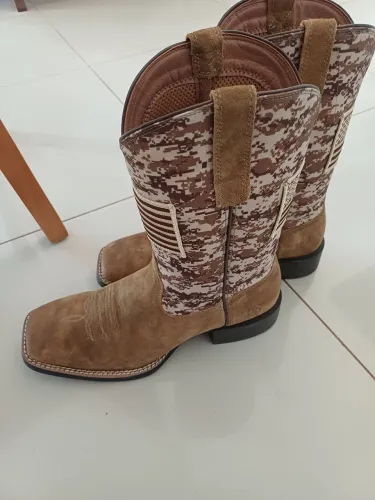 Bota ARIAT. n.11. Novo.