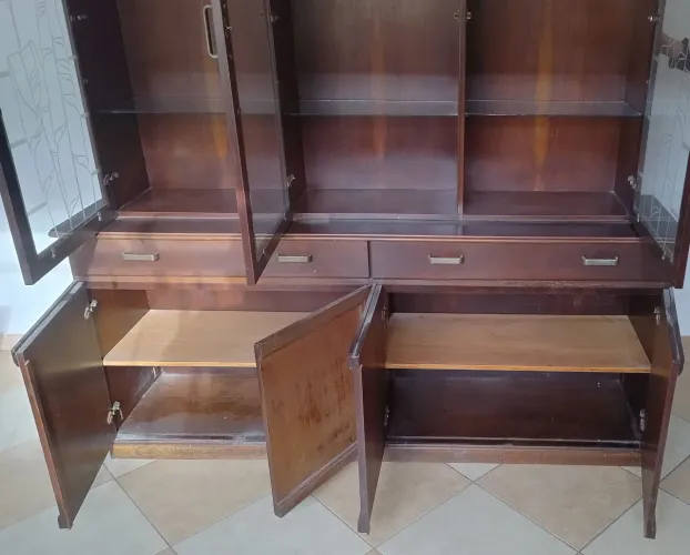 Vende-se 1 mesa madeira 1,60m 6 cadeiras+ 1 cristaleira de madeira