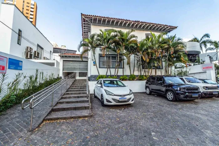 Casa comercial na Avenida Pacaembu, 1273 330 m²