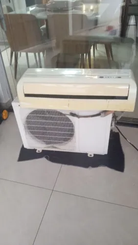 Ar 9.000 btus  R$ 800. Com gaz