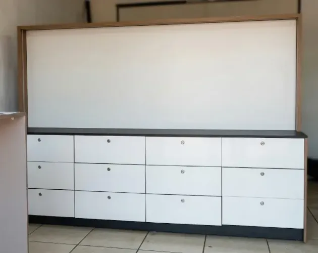 Expositor para loja, com Gavetas e balcão em MDF - Usado, em bom estado