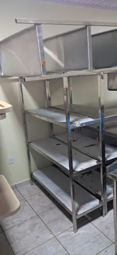 Vendo 4 estantes inox bem resistentes. 