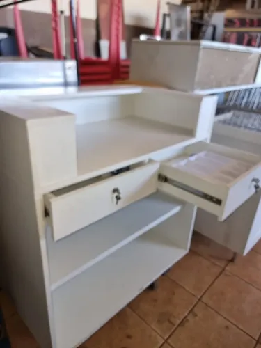 Balcão caixa branco 1,05x0,60x1,22m com 02 gavetas com chaves e copias semi novo