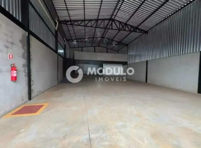Galpão comercial disponível para locação no bairro Alto Umuarama.