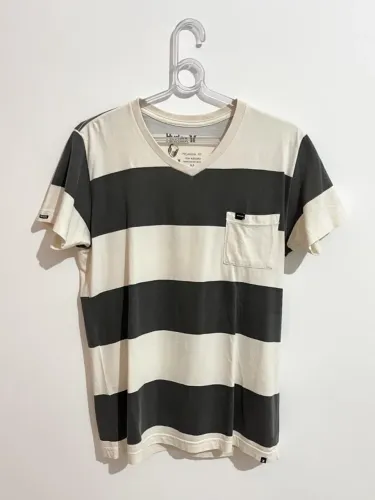 Camiseta Hurley Premium FIT Listrada Gola V - Tamanho M
