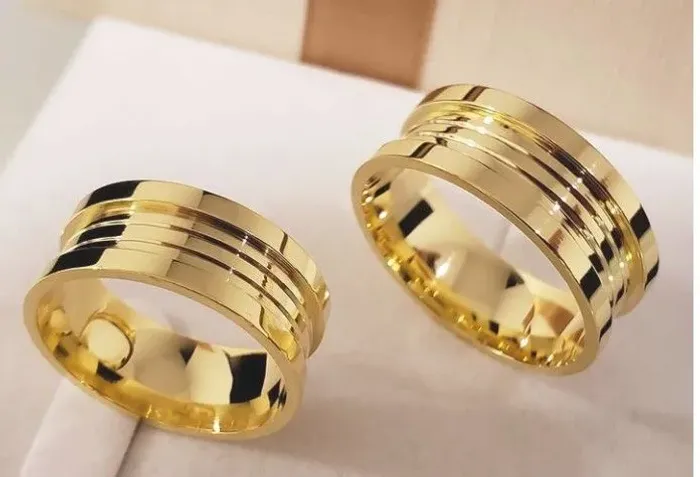 Par de Alianças Moeda Antiga | Brilho de Ouro 18k e Gravação Grátis