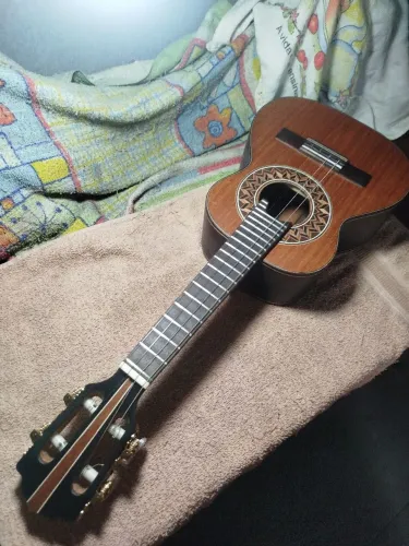 CAVAQUINHO IMBUIA COM CEDRO