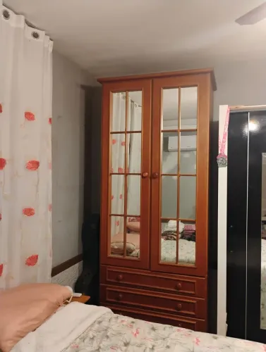 Guarda roupa de madeira maciça