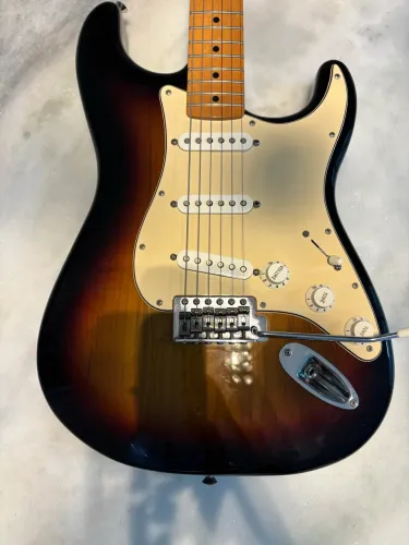 Guitarra Fender Stratocaster SSS Sunburst
