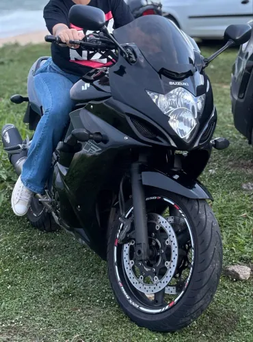 GSX650F em excelente estado de conservação.