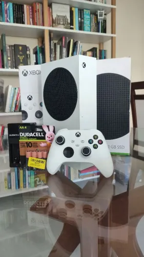 Xbox Series S 512GB na Caixa + Kit Duracell Recarregável + Brindes