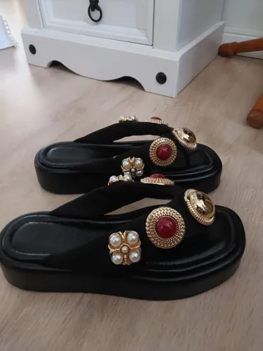 Sandália Papete Schutz Preta Couro - Design Exclusivo (Fivelas e Estilo Moderno)