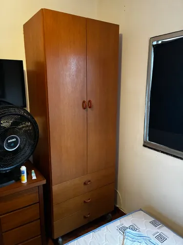Guarda roupa de madeira