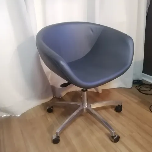 Cadeira moderna em formato de concha acinzentada em corino
