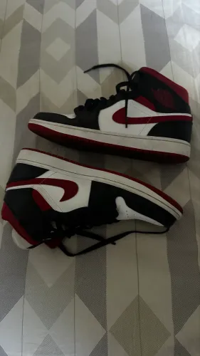 Tênis Nike Air Jordan 1 Mid 'Black Gym Red Black White'