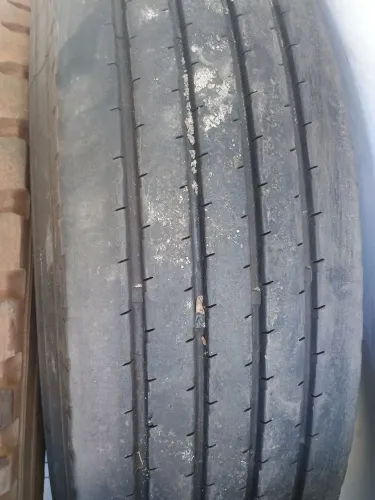 Vendo 04 pneu 275/80R22.5 de primeira