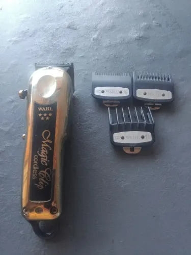 Máquina de cortar cabelo Magic clip!. Vai com os pentes especiais. Obs:lâmina cega.