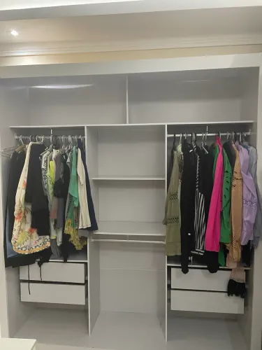 Armário/cabideiro p roupa aberto