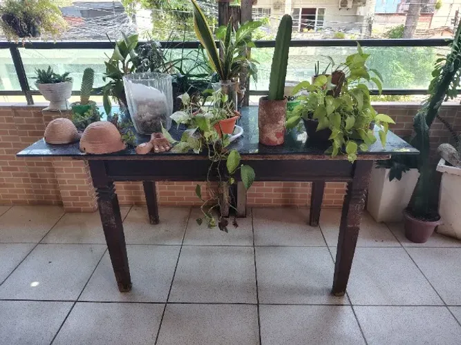 Mesa Grande em Madeira, Medidas 130x78cm, com Tampo de vidro medindo 160x80cm.