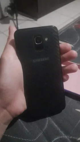 Galaxy j6 64gb dando mal contato entrada carregador, com jeitinho ele carrega.