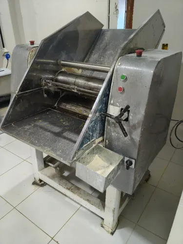 Vendo máquinas para padaria, forno elétrico 10 esteiras, cilindro, amassadeira 25kg etc...