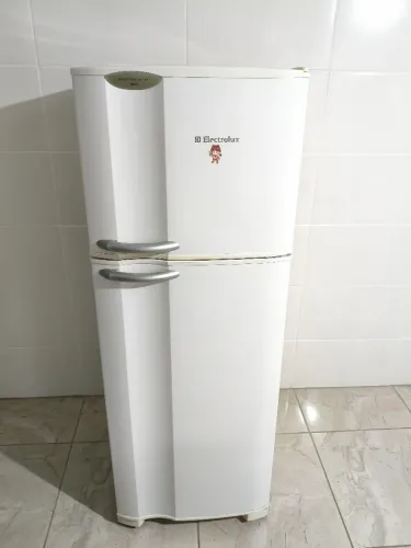 Geladeira Eletrolux Frost Free 260 litros biplex, funcionando perfeitamente.