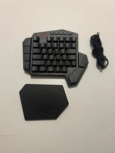 Teclado Mecânico Redragon One-Hand RGB - K585RGB