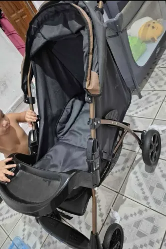 Vende-se esse lindo carrinho de bb. Usado poucas vezes