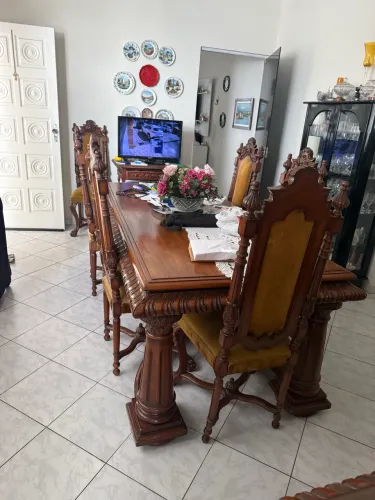 Mesa com 8 cadeiras e móvel tipo aparador
