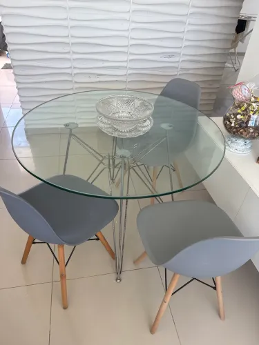 Mesa de vidro redonda 1,20m com 3 cadeiras Eames
