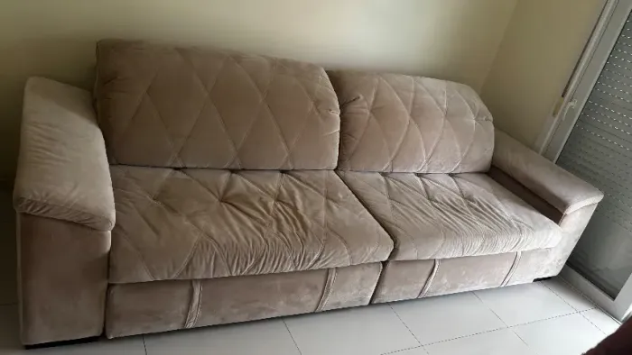 Sofá Retrátil/Reclinável Veludo Bege - Vira Cama de Casal!