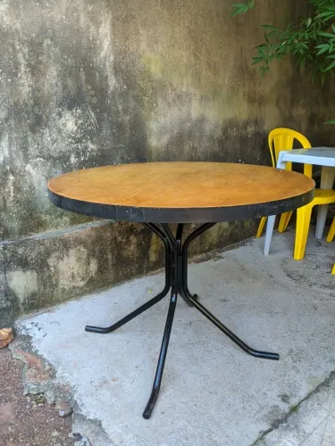 Mesa circular para salas e áreas externas
