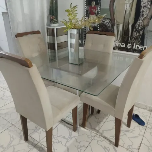 Vende-se mesa.