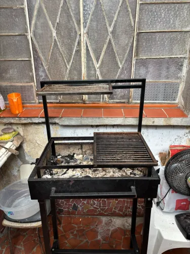 Churrasqueira parrilla com varal defumador