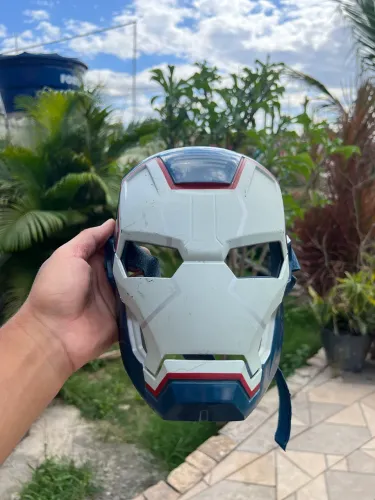 Máscara Iron Patriot da linha Marvel Iron Man 3, produzida pela Hasbro