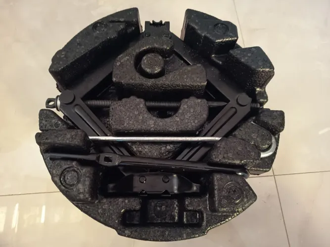 Kit macaco e chave de roda Onix, com suporte 