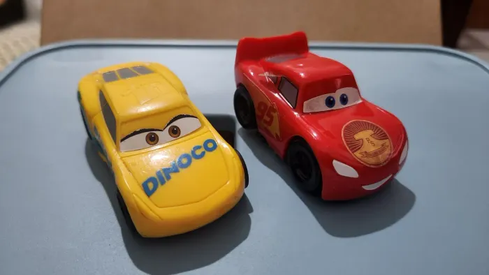 Kit com 02 Disney Pixar Cars - Relâmpago McQueen e Cruz Ramirez