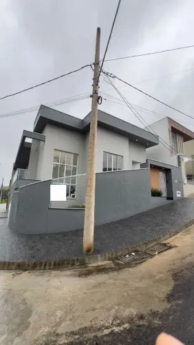 Casa novinha a venda em Varginha