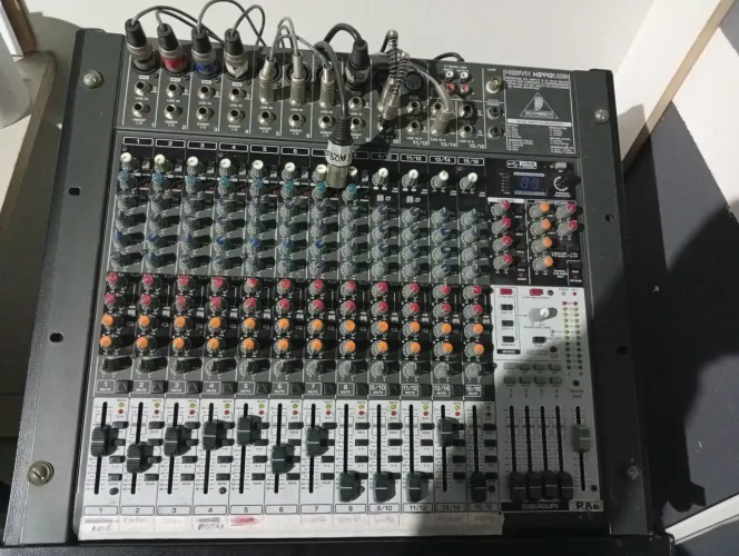 PARA SAIR HOJE Mesa Behring Xenyx + Rack de BRINDE