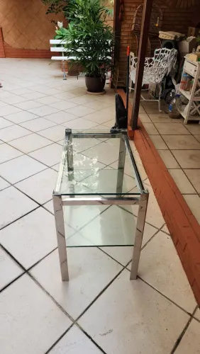Vendo mesinha de tampo de vidro retangular com pés cromados!