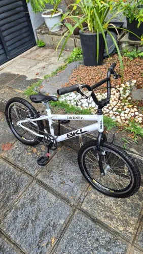 Bicicleta BMX BKL Twenty Aro 20 em Alumínio com Aros Aero Escape
