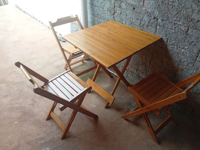 Mesa de madeira dobrável com 4 cadeiras
