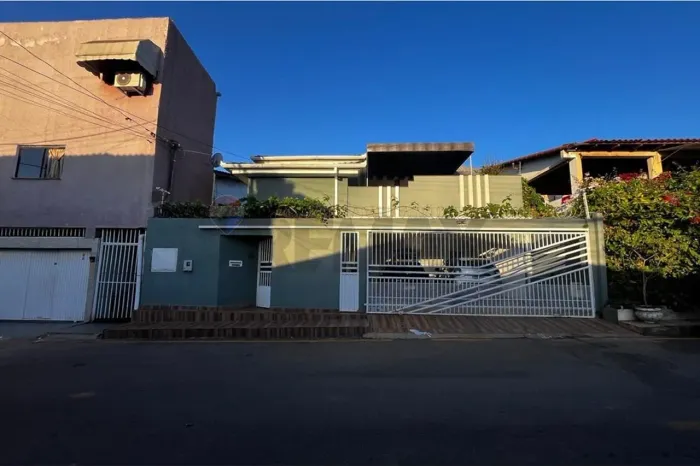 Sobrado com 6 quartos a venda na Vila Planalto